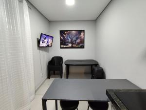 ein Esszimmer mit einem Tisch und zwei Stühlen in der Unterkunft Casa de praia - Bombinhas in Bombinhas