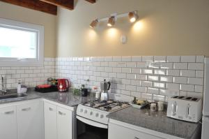 a kitchen with a stove and a counter top at Aparts Merkaba in El Chalten