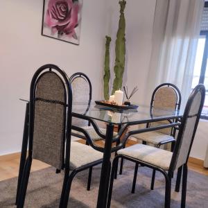 - une table à manger avec des chaises et une bougie dans l'établissement Apartamento ESPERANZA DE LA YEDRA, à Jerez de la Frontera