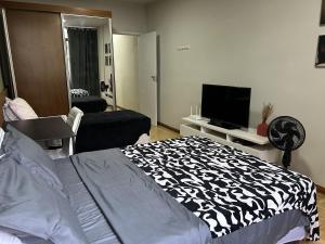 Μια τηλεόραση ή/και κέντρο ψυχαγωγίας στο Apartamento moderno e estiloso no Centro