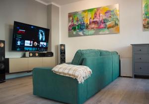 a living room with a couch and a flat screen tv at 3 Raum Businessapartment in der Kulturhauptstadt 2025 #Kaffeevollautomat #65 Zoll TV mit Surround Soundanlage in Chemnitz