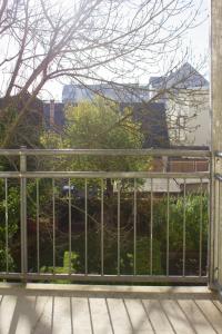 a metal gate in front of a garden at 3 Raum Businessapartment in der Kulturhauptstadt 2025 #Kaffeevollautomat #65 Zoll TV mit Surround Soundanlage in Chemnitz