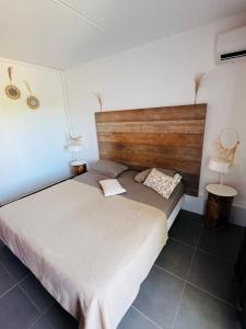une chambre avec un grand lit et deux lampes dans l'établissement Appart' CosyChik' Vue Golf Au Cœur De La Marina À Pied !!!, à Saint-François 6 autres photos