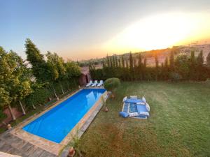 an overhead view of a swimming pool in a yard at charmante villa de luxe à Marrakech in Marrakesh