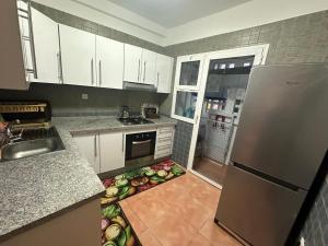 Kuchyň nebo kuchyňský kout v ubytování Fnideq Superbe appartement
