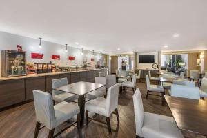 Kuchyň nebo kuchyňský kout v ubytování Best Western Plus North Las Vegas Inn & Suites