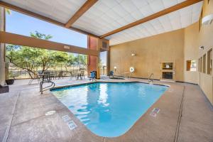 Bazén v ubytování Best Western Plus North Las Vegas Inn & Suites nebo v jeho okolí