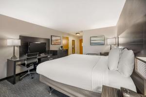 Postel nebo postele na pokoji v ubytování Best Western Plus North Las Vegas Inn & Suites
