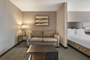 Postel nebo postele na pokoji v ubytování Best Western Plus North Las Vegas Inn & Suites