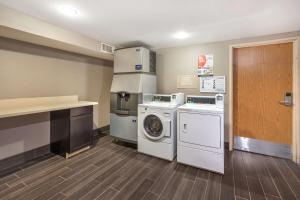 Kuchyň nebo kuchyňský kout v ubytování Best Western Plus North Las Vegas Inn & Suites
