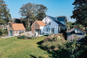 an aerial view of a house with a yard at Eduard-Paulsen-Haus Hausteil Bi-de-Fenne in Wyk auf Föhr