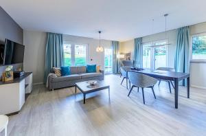 a living room with a couch and a table at Ferienwohnung Meerduft - Urlaub zwischen Ostsee und Bodden in Wustrow