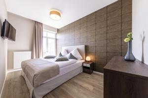 una camera con letto king-size e TV di Ostseefeeling - 5 Sterne Ferienwohnung mit Südbalkon in der Seefahrtschule Wustrow a Wustrow