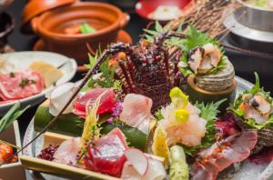 un piatto di cibo con sushi e altri prodotti alimentari di Toushinan Komeya a Ito
