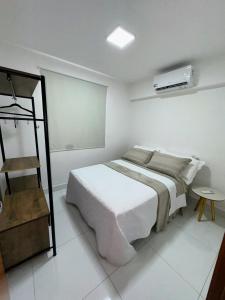 Habitación blanca con cama y escalera en 41 Próximo Shopping Pantanal, en Cuiabá