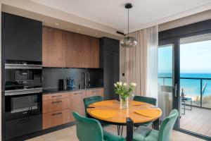 Η κουζίνα ή μικρή κουζίνα στο Apartament Dune - frontowy widok na morze w Gardenia