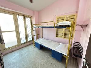 FortThe Kaya Backpackers Hostel的有一张双层床和一扇窗户的房间 更多5张照片