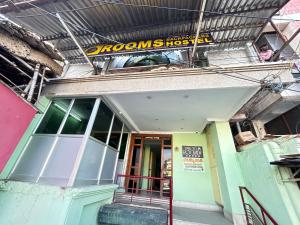 FortThe Kaya Backpackers Hostel的顶部有标志的建筑物