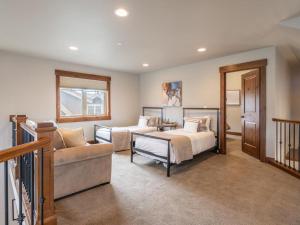 un soggiorno con un letto e un divano di Suncadia 3 Bdrm Home with Hot Tub in Resort Core a Cle Elum Altre 31 foto