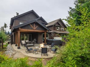 una casa con un focolare nel cortile di Suncadia 3 Bdrm Home with Hot Tub in Resort Core a Cle Elum