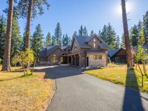 a home in the woods with a driveway at Suncadia 3 Bdrm Home w/Bonus room + Game room in Cle Elum