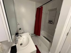 O baie la Cozy Family Getaway - NYC & NWK with free parking +26 fotografii