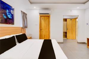 Postel nebo postele na pokoji v ubytování Collection O Eswar Grand Residency