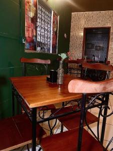 Un comedor con mesa y sillas de madera. en Pousada Portobello, en Recife 95 fotos más