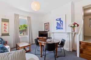 霍巴特Sir Tom inner city living with off street parking的带桌椅的客厅