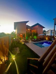 una casa con piscina in giardino di Pousada Vila dos Corais - Taipu de Fora a Barra Grande