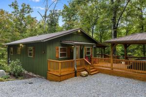 ein kleines grünes Haus mit einer Veranda und einem Pavillon in der Unterkunft Beside Still Water 2 - 2 Bedrooms, 2 Baths, Sleeps 6 home in Cosby