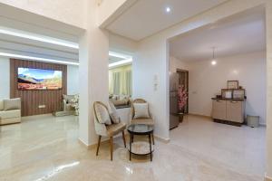a living room with a table and chairs at Charming City Getaway in Marrakech