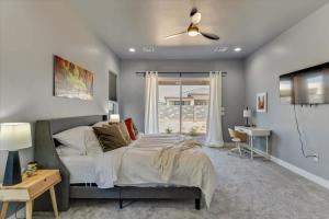 Кровать или кровати в номере Private Hot Tub Sand Hollow & Pet Friendly