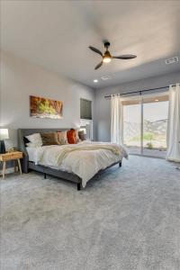 Кровать или кровати в номере Private Hot Tub Sand Hollow & Pet Friendly