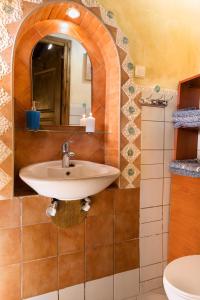 ハニア・タウンにあるVilla Margotの洗面台と鏡のあるバスルーム +13枚の写真