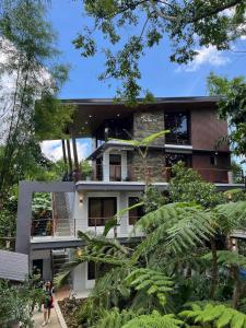 un bâtiment avec des gens qui marchent devant dans l'établissement The Nest by Trabiesa Tagaytay, à Tagaytay