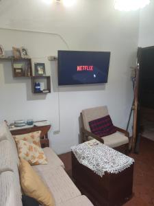 Santa Rosaにあるbungalowsのソファと椅子のあるリビングルーム