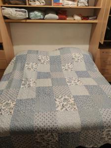 Santa Rosaにあるbungalowsのベッド(青と白のキルト付)