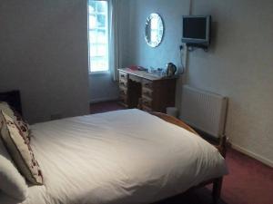 Postel nebo postele na pokoji v ubytování Lochgair Hotel