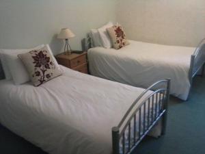 Postel nebo postele na pokoji v ubytování Lochgair Hotel