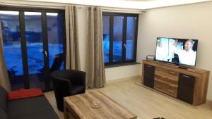 TV a/nebo společenská místnost v ubytování Prora Solitaire Apartment mit Meerblick Block 2