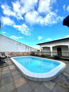 贝洛奥里藏特Casa Espaçosa Bairro São Bento Para Grandes Famílias的一座游泳池位于一座带建筑的庭院内
