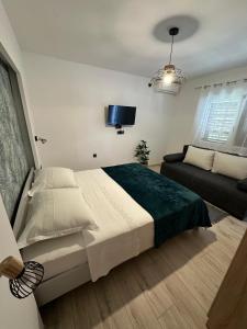 Postel nebo postele na pokoji v ubytování Apartments by the sea Trpanj, Peljesac - 16004