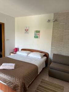 Postel nebo postele na pokoji v ubytování Apartments by the sea Trpanj, Peljesac - 16004
