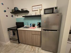 O bucătărie sau chicinetă la In the heart of Condado a 2 Bedroom Apartment Balcony