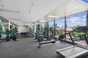 Un gimnasio con cintas de correr y equipos cardiovasculares en un edificio. en Blue Pool Escape Stunning Views, en Adelaida