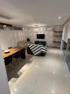 ネコチェアにあるDepartamento del marのテーブルとソファのあるリビングルーム