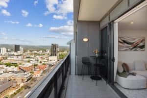 Un balcón con vista a una ciudad en Blue Pool Escape Stunning Views, en Adelaida