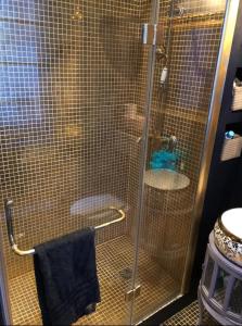 Koupelna v ubytování Room S - Louvre Museum - shared bathroom with host + 6 fotografií