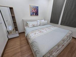 una camera da letto con un letto in una stanza di H2, Wi-Fi 1,000 Mbps, Near MRT, Fashion Island a Bang Khen Altre 14 foto